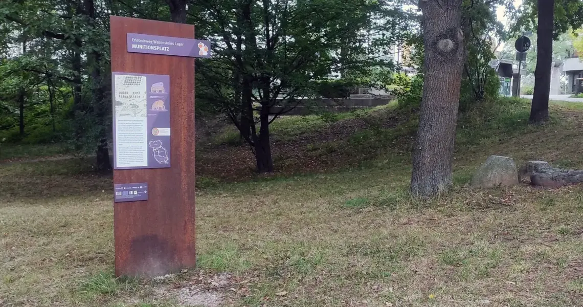 Eine Stele des Erlebnisweges am Randes des Andreas-Güllering-Weg in der Nähe des Oberasbacher Rathauses