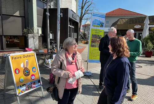Zwei FRauen im Gespräch am Fairtrade Stand