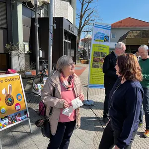 Zwei FRauen im Gespräch am Fairtrade Stand