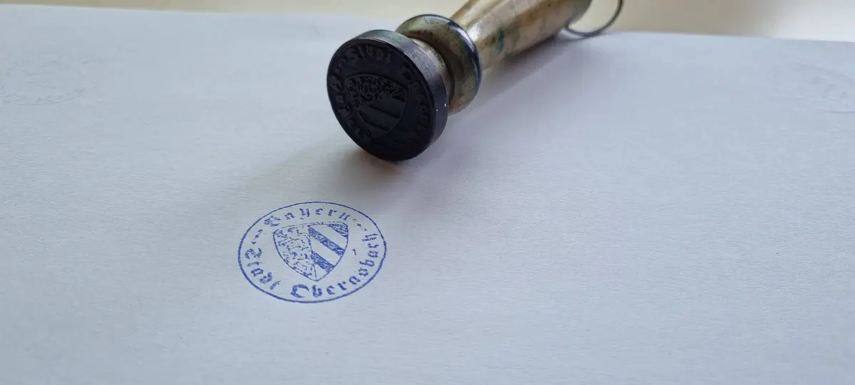 Ein Blatt Papier mit dem Siegel der Stadt Oberasbach