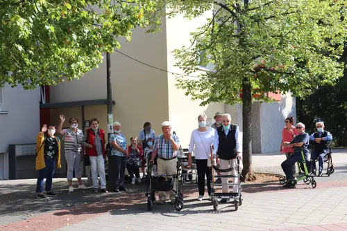 Eine Gruppe von Senioren mit Rollatoren im Freien
