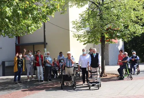 Eine Gruppe von Senioren mit Rollatoren im Freien