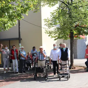 Eine Gruppe von Senioren mit Rollatoren im Freien