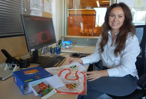 Marina Polster und die Teile des Willkommenspakets 