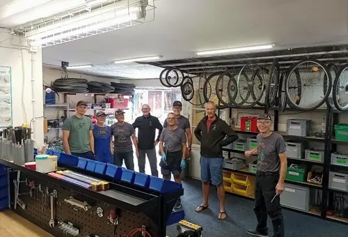 Das Team der Fahrradhilfe Franken in der Werkstatt