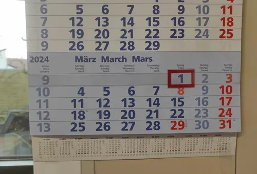 Ansicht eines Kalenders von 2024 mit roter Markierung auf dem 1. März