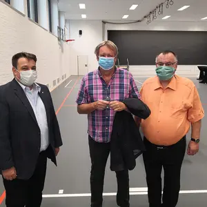 Die Stadträte Bodo Wiegandt und Gernot Höflinger mit dem Stadtkämmerer Alwin Schmiedl