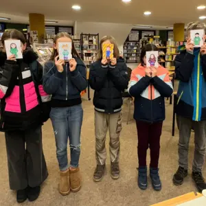 5 Kinder halten sich die Karten mit ihren Manga-Zeichnungen vors Gesicht. 