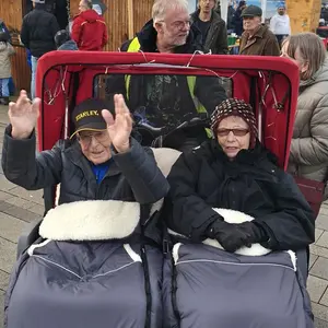 Zwei alte Herrschaften in einer E-Radrikscha