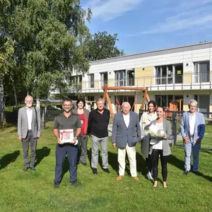 Gruppenfoto von der Eröffnungsfeier der Champini-Kindertagesstätte am 13. September 2021