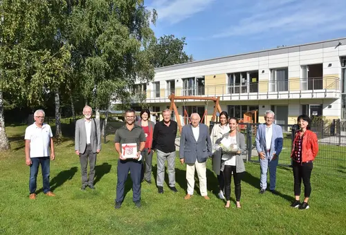 Gruppenfoto von der Eröffnungsfeier der Champini-Kindertagesstätte am 13. September 2021