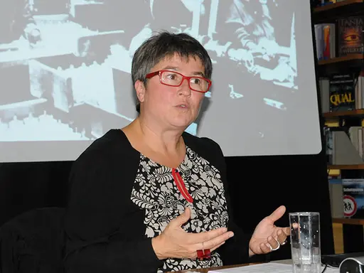 vhs-Dozentin Nadja Bennewitz vor einem an die Wand projezierten Bild 