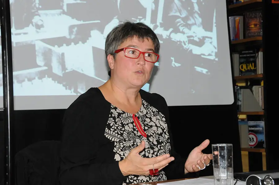 vhs-Dozentin Nadja Bennewitz vor einem an die Wand projezierten Bild 