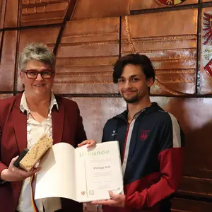 Bgm Huber und junger Mann mit Urkunde 