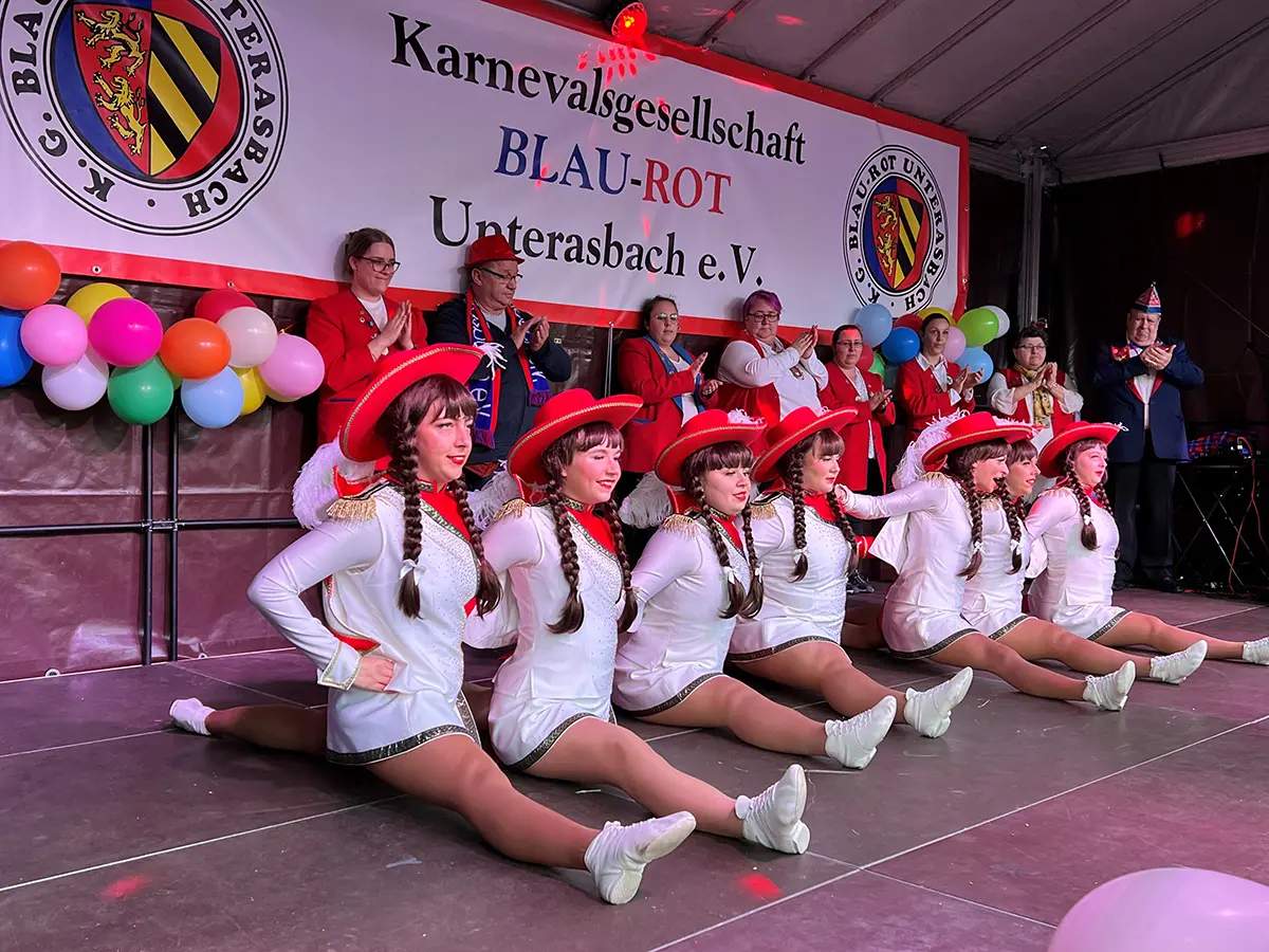 Sieben weiß-rote Funken im Spagat