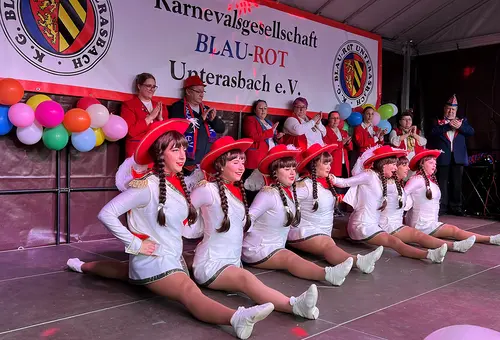 Sieben weiß-rote Funken im Spagat