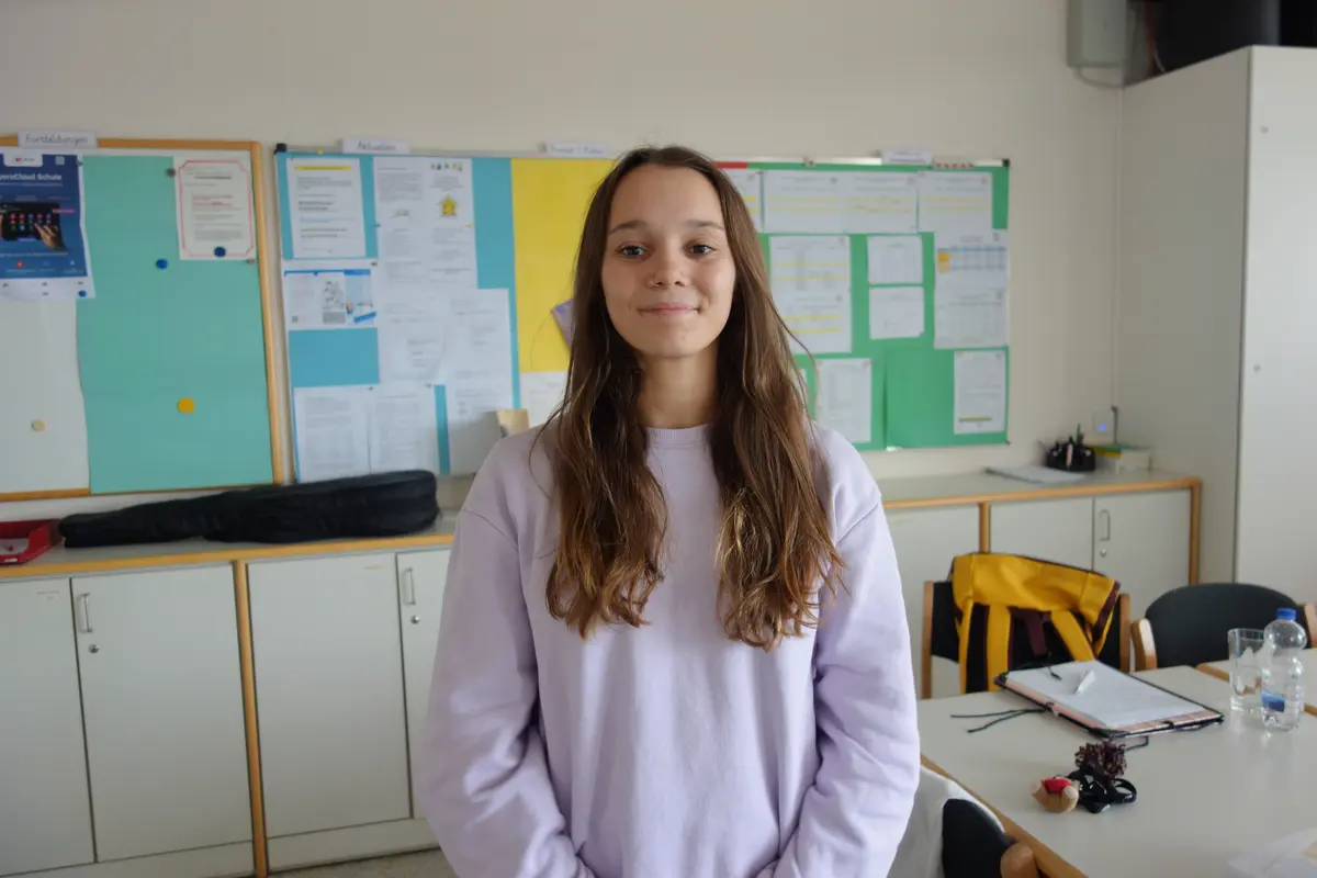Leilani im Lehrerzimmer vor Pinwand 
