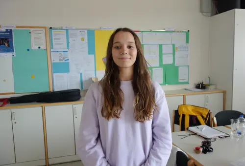 Leilani im Lehrerzimmer vor Pinwand 