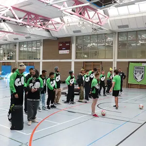 Die Gruppe von rund 20 Coaches in der Halle