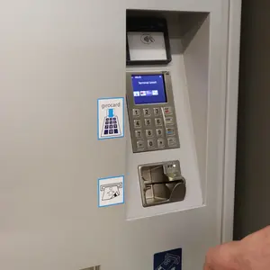 Ec-Panel und Hand mit Geldschein vor Einzugsschlitz