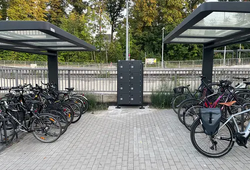 Ein Blick auf einen Außentresor, rechts und links die überdachten Fahrradständer.
