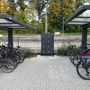 Ein Blick auf einen Außentresor, rechts und links die überdachten Fahrradständer.