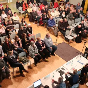 Blick von oben in die Aula der Grundschule Altenberg; unten rechts das Rednerpult und die Abteilungsleiter:innen