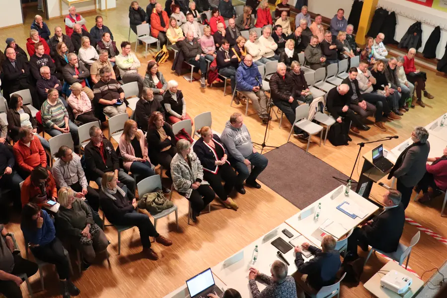 Blick von oben in die Aula der Grundschule Altenberg; unten rechts das Rednerpult und die Abteilungsleiter:innen