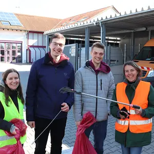 Zwei Frauen in Warnwesten umrahmen zwei Männer ohne Warnwesten.