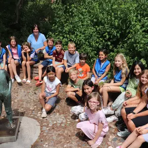 Gruppe der Streitschlichter:innen mit Lehrerin im Halbkreis