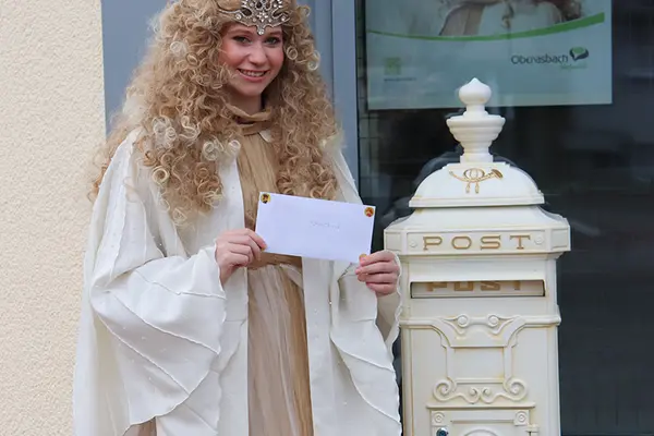 Himmelspost kann auch direkt in den weißen Christkind-Briefkasten am Haupteingang des Rathauses geworfen werden ... mit dem richtigen Absender auf dem Umschlag erhält Ihr Kind schon bald Post vom Oberasbacher Christkind.