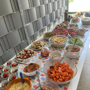 Buffet mit Kuchen und Salaten