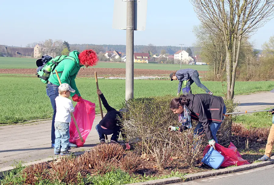 Große und kleine Helfer säubern die Wegränder.
