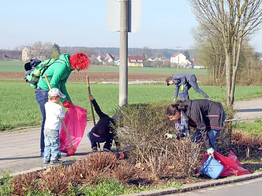 Große und kleine Helfer säubern die Wegränder.