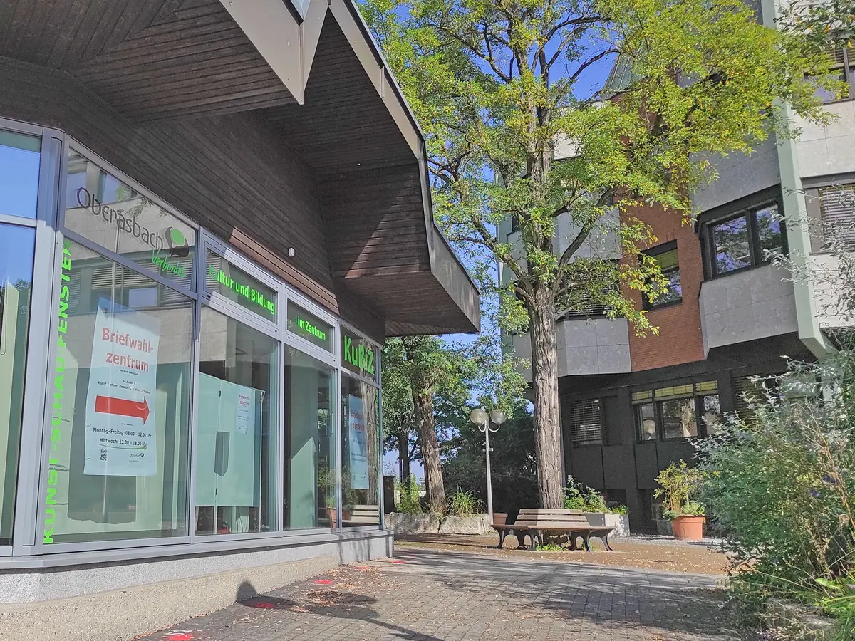 Große Hinweisschilder in den Schaufenstern lenken die Aufmerksamkeit auf das neue Briefwahlzentrum.