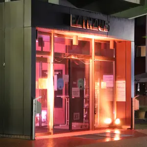 Eingangsbereichbereich des Rathauses wurde in oranges Licht getaucht.