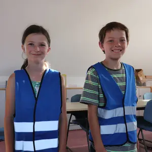 Mädchen und Junge mit blauer Weste