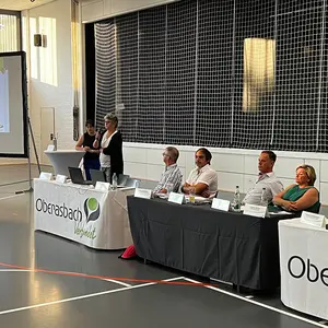 Tischreihe mit den Abteilungleitern als vorsitzendes Gremium.