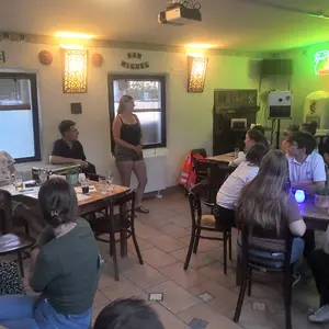 Eine Frau spricht vor einer Gruppe Jugendlicher