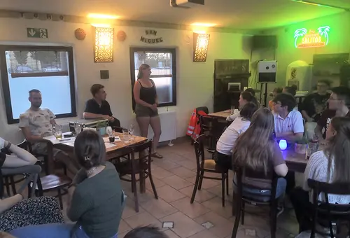 Eine Frau spricht vor einer Gruppe Jugendlicher