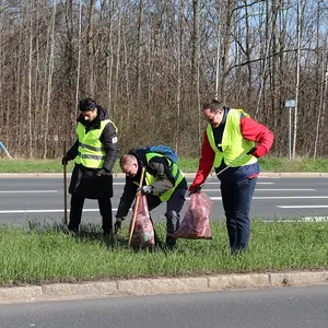 Drei Männer auf der grünen Fahrbahntrennung an der Rothenburger Straße.