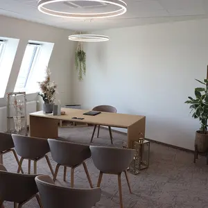 Blick in das Trauzimmer, im Hintergrund der Schreibtisch des Standesbeamten, davor die Stühle des Brautpaares und der Gäste.