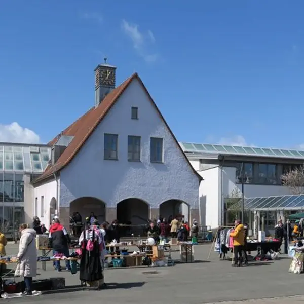 Ein gut besuchter Schulhof mit mehreren Trödelmarkt-Ständen