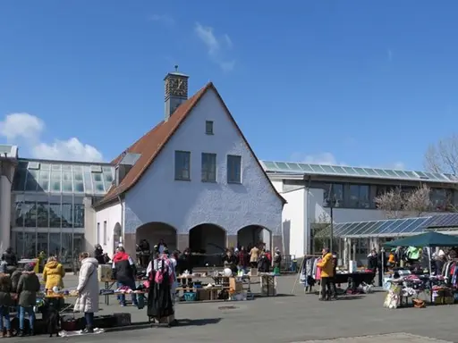 Ein gut besuchter Schulhof mit mehreren Trödelmarkt-Ständen