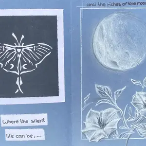 Ein Schmetterling auf der linken Seite, auf der rechten Seite ein fahler Mond, unterhalb Blumenzier 