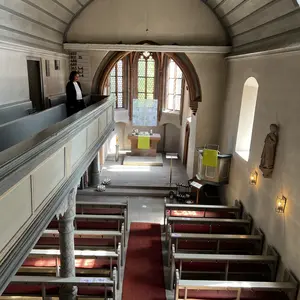 Blick in den Innenraum von der Empore zum Altar