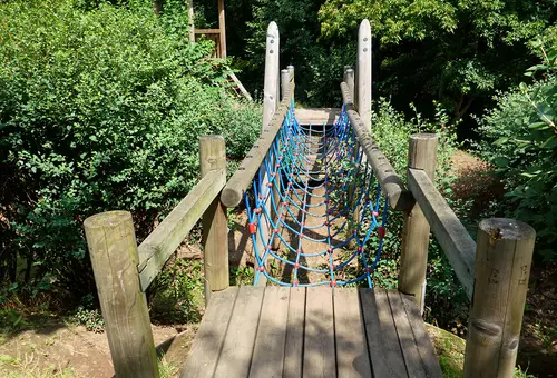 Blick auf die Hängebrücke am Spielplatz Oberer Locher Weg