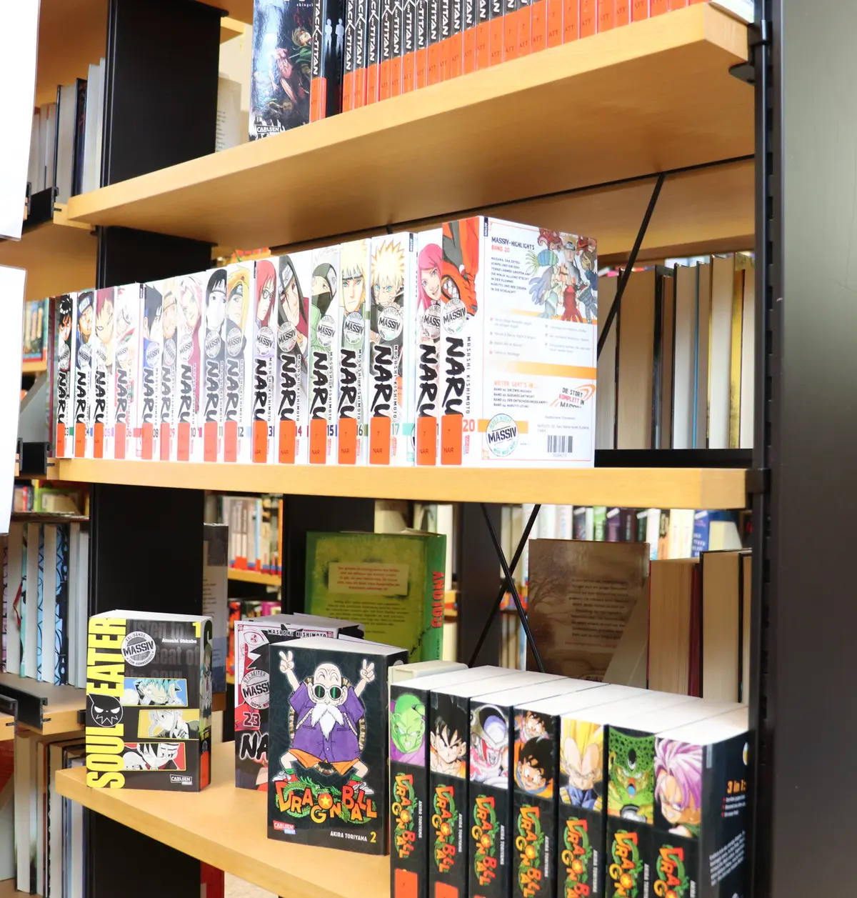 Manga-Bücher im Regal der Stadtbücherei