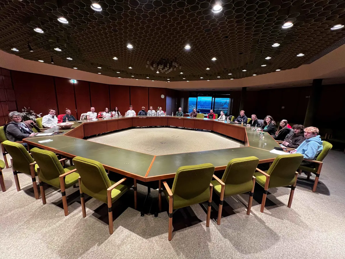 Jugendforums-Teilnehmer im Sitzungssaal des Rathauses 