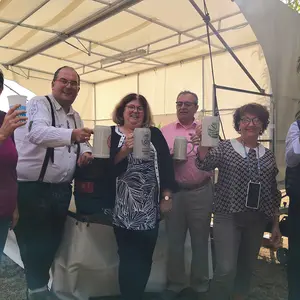 Sechs Personen halten Bierkrüge in die Kamera nach dem Bieranstich